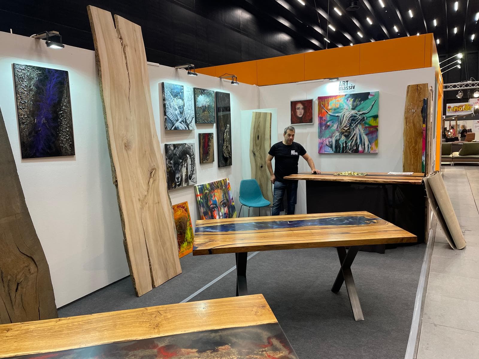 Markus Schneider bei einer Ausstellung seiner Tisch-Kunstwerke aus Holz — art meets wood